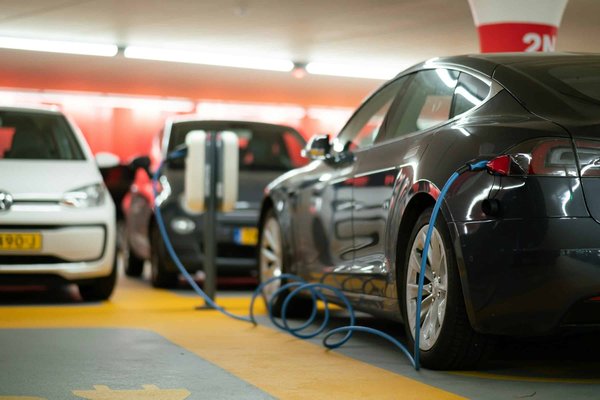 Comment les systèmes de recharge inductive influencent-ils la facilité d'utilisation des véhicules électriques?